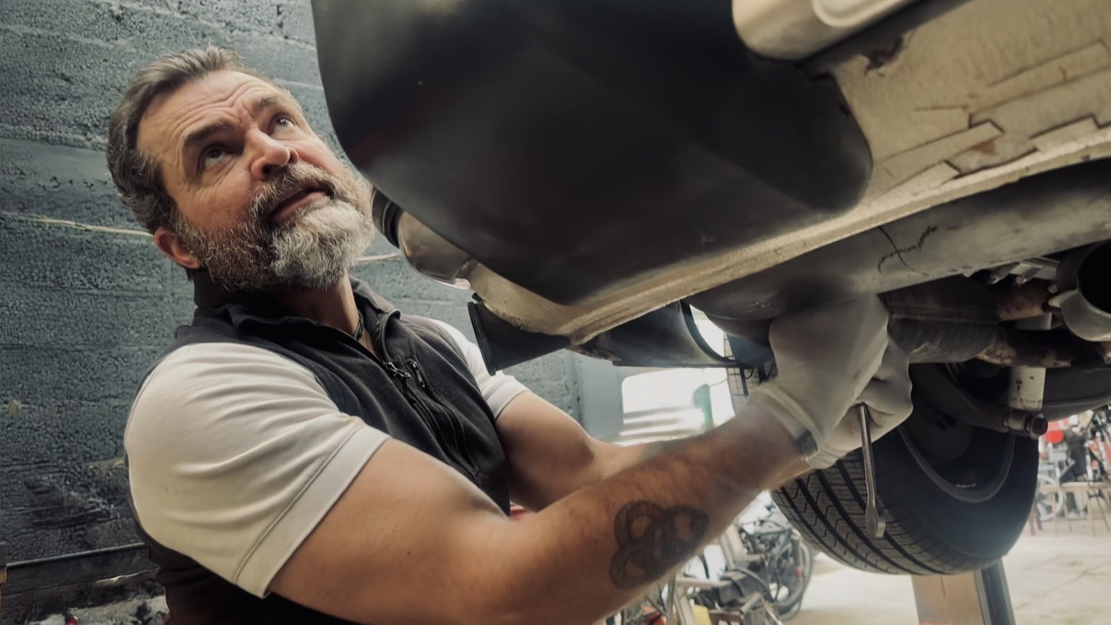 Gildo Bo with a classic Porsche in his automotive world